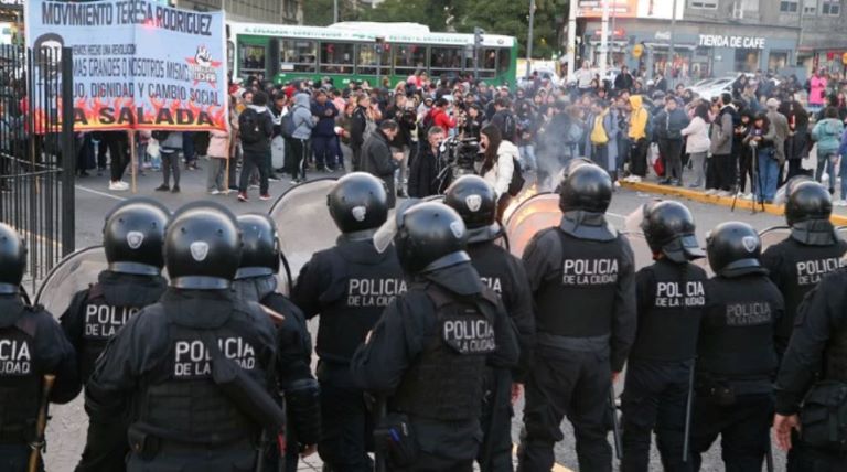 CABA: Murió un hombre que fue detenido por la Policía en una protesta en el Obelisco