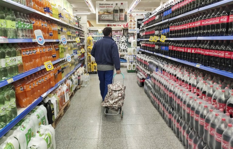Por la recesión, los argentinos aumentan la búsqueda de promociones y reducen gastos esenciales del hogar, según un estudio privado