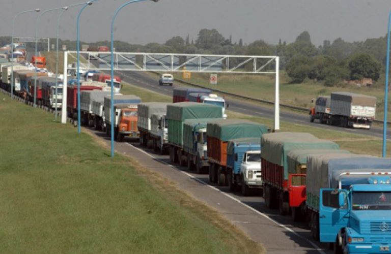 Transportistas de carga iniciaron un paro y podría generar desabastecimiento de productos esenciales