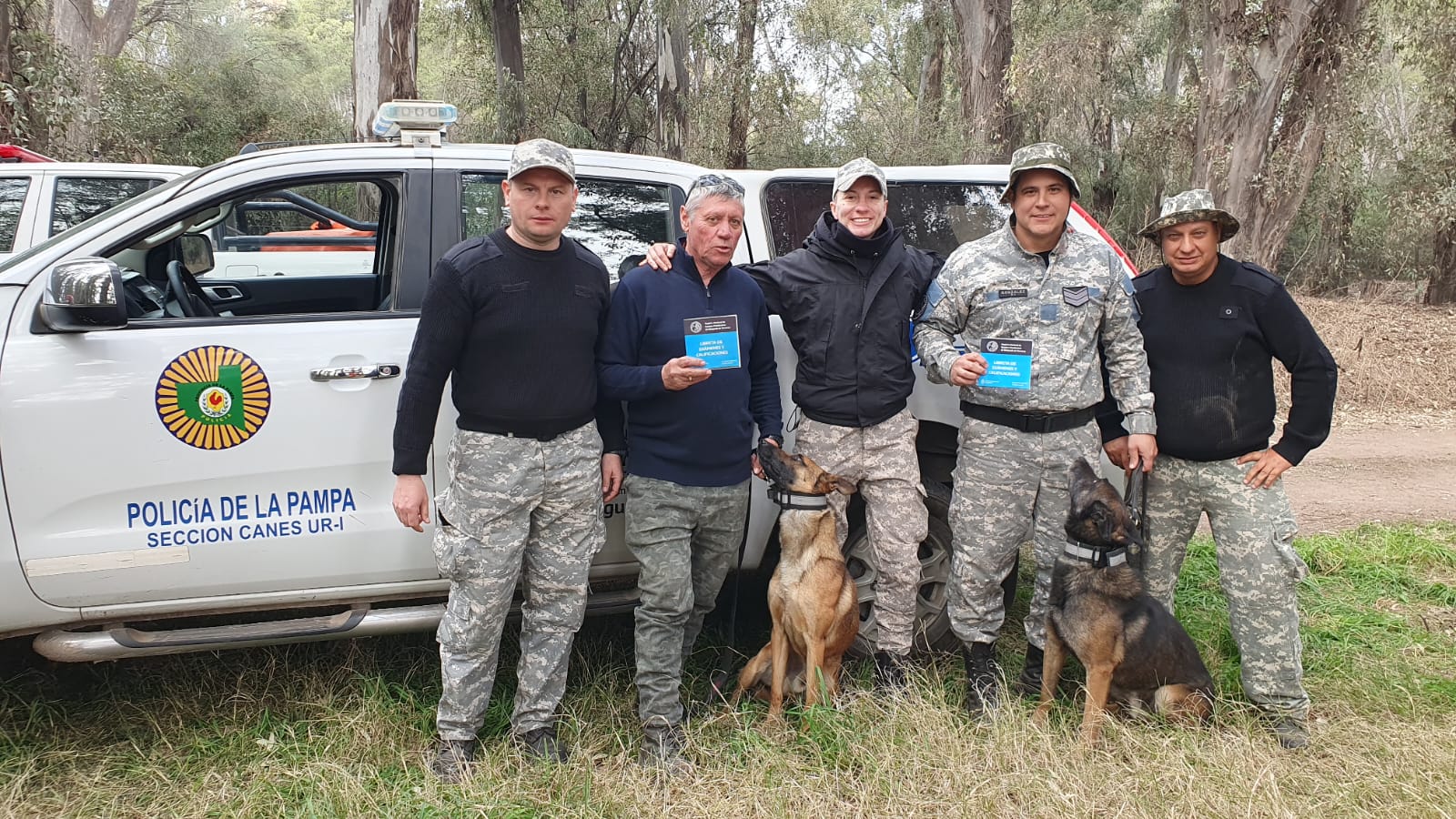 Policía y Bomberos lograron certificación nacional en búsqueda con canes