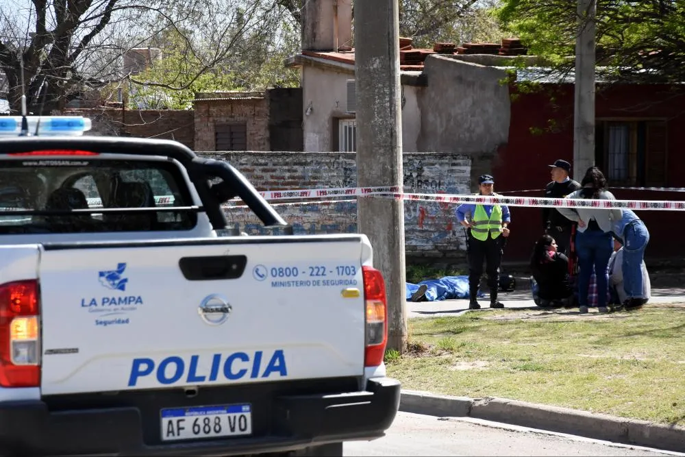 Tragedia en el barrio Aeropuerto: Un cadete tuvo un ataque de epilepsia, cayó de su moto y murió