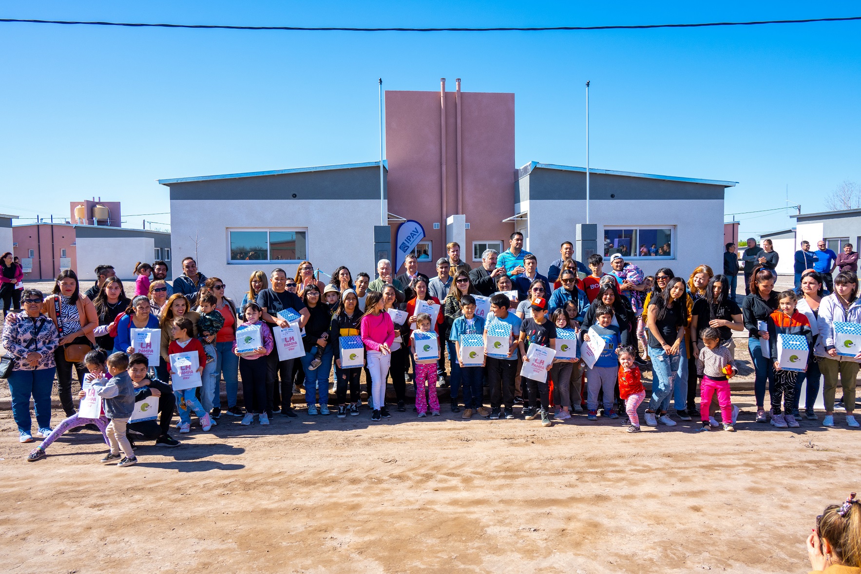 Santa Isabel: 19 familias recibieron su casa