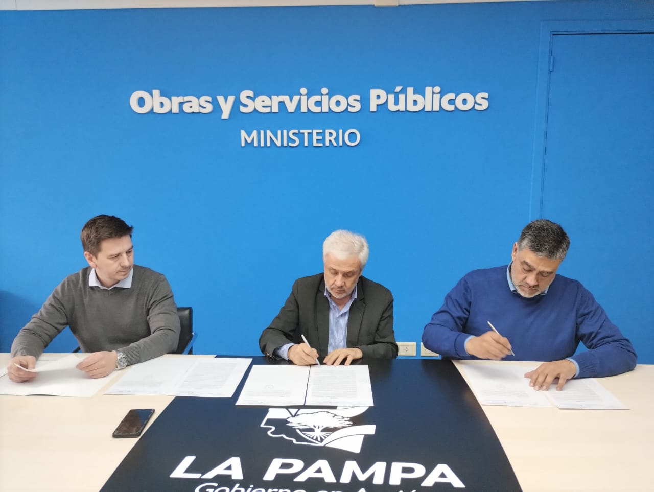 Firmaron programa para limpiar canales pluviales en La Adela