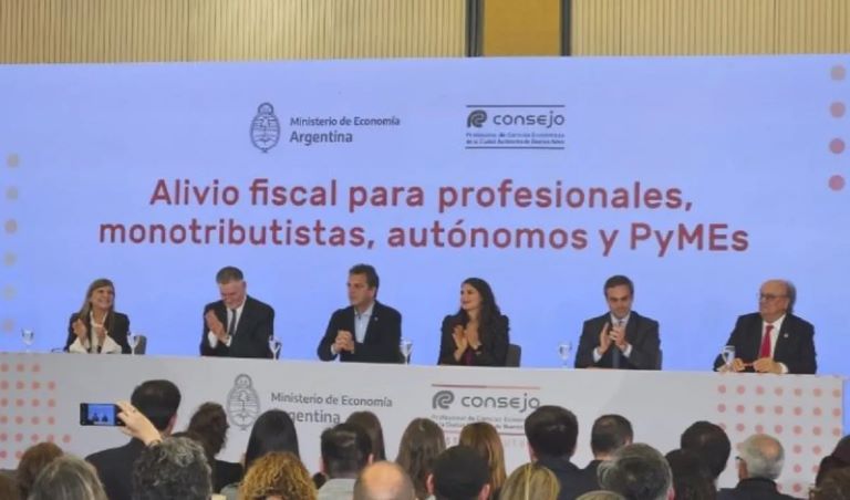 Los detalles del alivio fiscal que anunció Massa para profesionales, monotributistas, autónomos y pymes