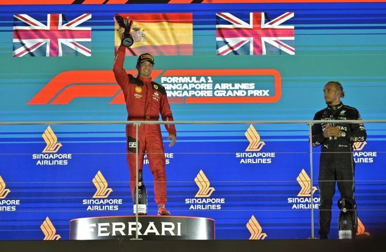 Automovilismo: Sainz cortó la racha de Verstappen y se quedó con el Gran Premio de Singapur de la Fórmula 1