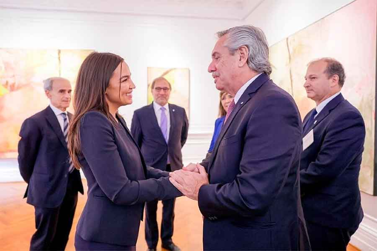 Alberto Fernández se reunió en Nueva York con la diputada que denunció a los fondos buitre y le manifestó su apoyo