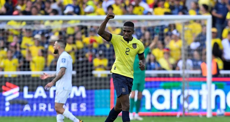 Fútbol: La Uruguay de Marcelo Bielsa no pudo sostener la ventaja y cayó ante Ecuador