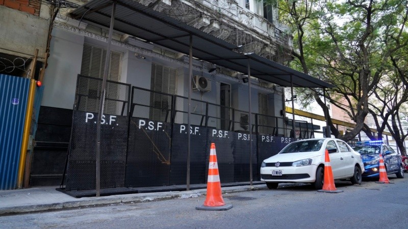 Rosario: Crece la tensión, blindaron un edificio de la Policía tras el crimen de un oficial de inteligencia