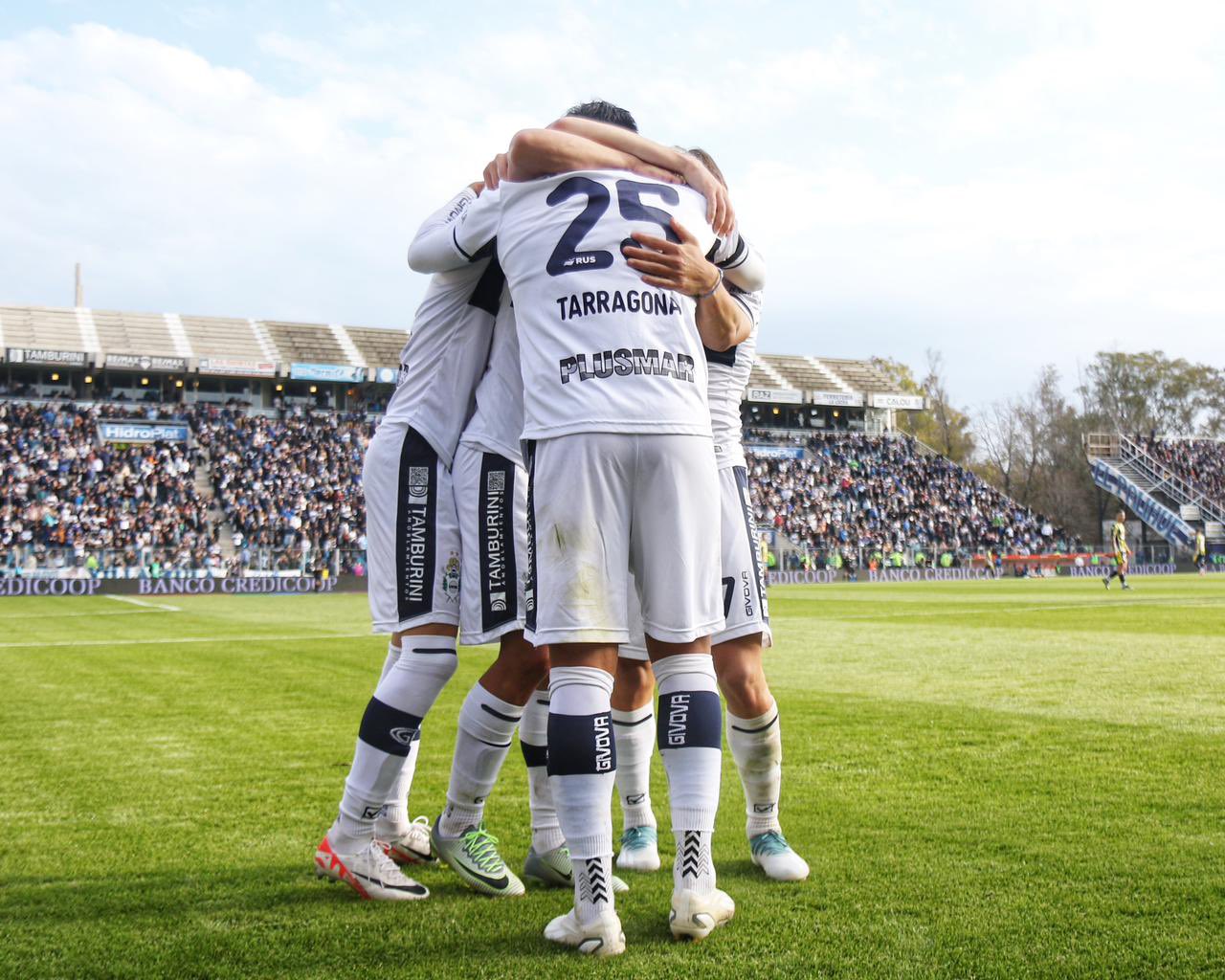 Fútbol: Gimnasia superó a Rosario Central y salió de la zona de descenso