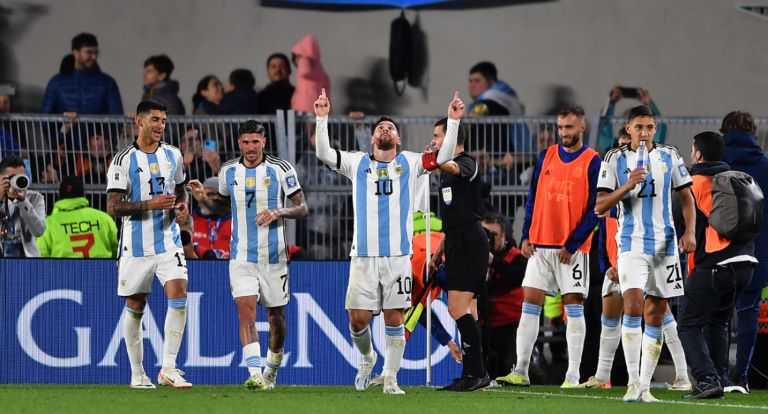 Fútbol: Con un golazo de tiro libre de Messi, Argentina venció a Ecuador en el arranque de las Eliminatorias