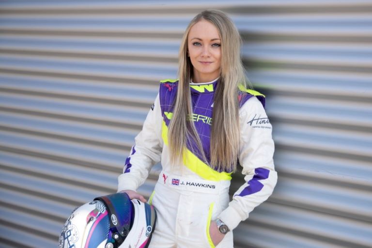 Automovilismo: Jessica Hawkins se convirtió en la primera mujer en cinco años en probar un F1