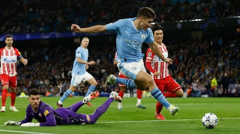 Fútbol: Con un Julián Álvarez intratable, el Manchester City inició con el pie derecho la defensa del título en la Champions