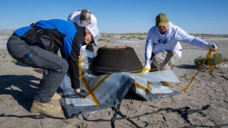 Estados Unidos: Cayó al desierto de Utah en paracaídas la primera muestra de un asteroide obtenida por la NASA