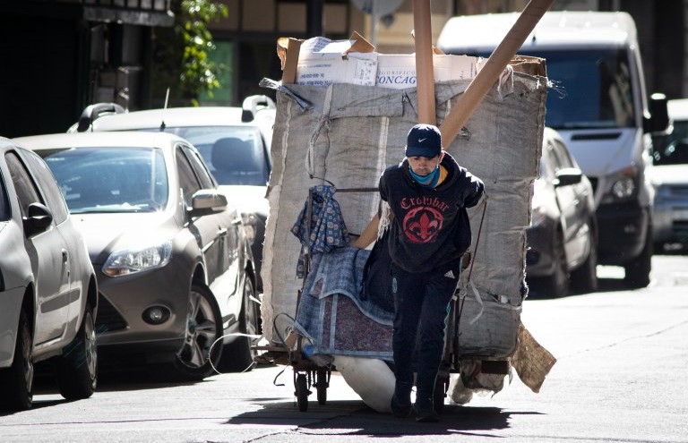 Bajos salarios y pobreza desplazaron a la inflación de los principales problemas de los argentinos