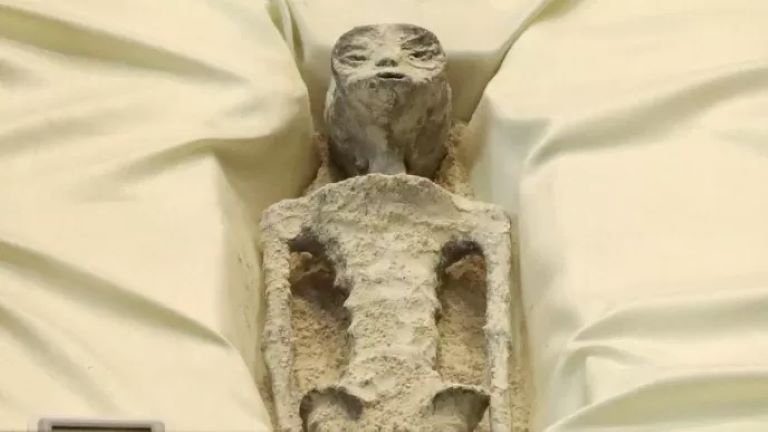 México: Un “ufólogo” mostró “seres no humanos de 1.000 años de antigüedad” en el Congreso mexicano