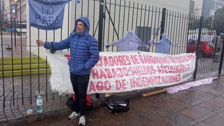 CABA: Un trabajador cobró 28 pesos de indemnización de Garbarino y se encadenó al Obelisco