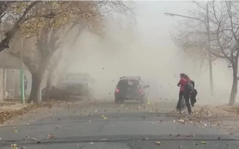 Santa Rosa: Ráfagas de 80 km/h dejaron a dos barrios sin luz y se espera un sábado ventoso