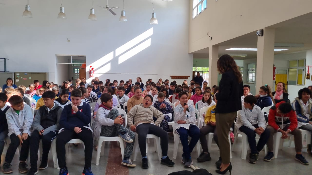 Educación + Justicia: alumnos/as de Quemú Quemú, recibieron charla sobre uso responsable de redes sociales