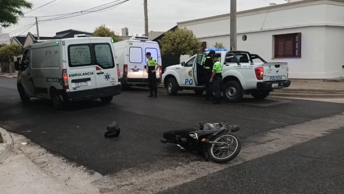 Una camioneta impactó contra una motociclista y le fracturó las costillas