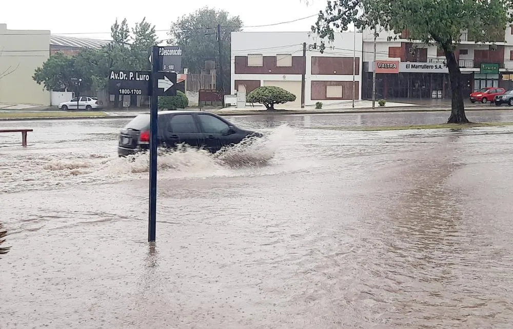 Santa Rosa: Cayeron 42mm en una hora y hubo calles inundadas