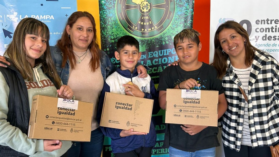 Estudiantes de Jacinto Arauz recibieron netbooks de Conectar Igualdad