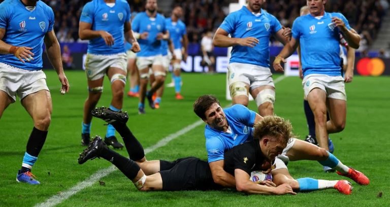 Rugby: Los All Blacks golearon a Uruguay 73-0 y están en cuartos de final