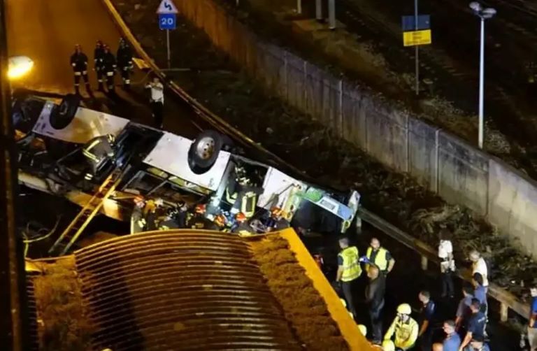 Italia: Murieron al menos 21 personas tras la caída de un colectivo de un puente en Venecia