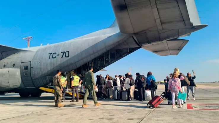 Las imágenes de los primeros ciudadanos argentinos que fueron evacuados de Israel y regresan a Buenos Aires