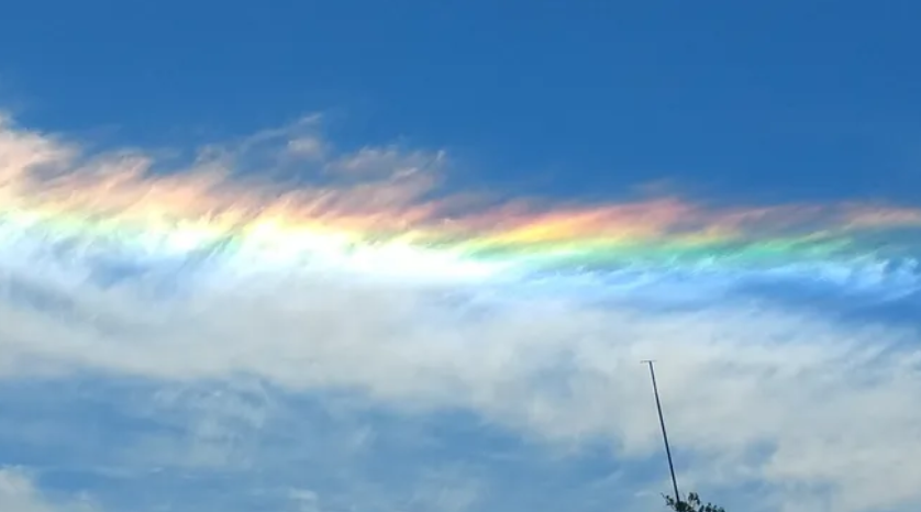 Misterio en el cielo: de qué se trata la “nube arcoíris” que apareció en Buenos Aires