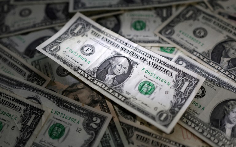 Dólar: El blue quedó por debajo de los $1000 en el cierre de la semana y hay más alivio en el equipo económico