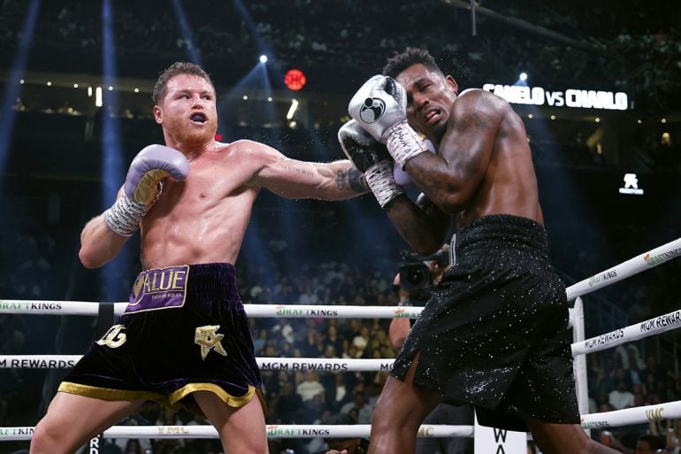 Boxeo: Canelo Álvarez venció a Jermell Charlo y retuvo sus títulos mundiales