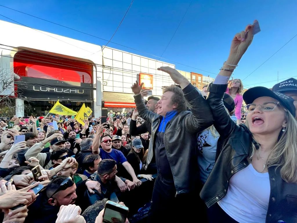 Milei encabezó una caravana en Mar del Plata junto a Carolina Píparo