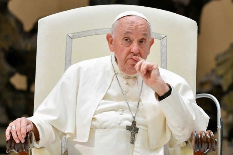 Vaticano: El Papa ordenó reabrir el caso de un destacado sacerdote acusado de abusos