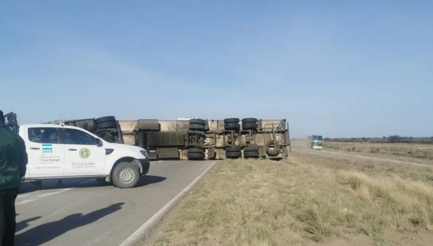 Un camión volcó en la ruta Nº22 y tuvieron que cortar la ruta