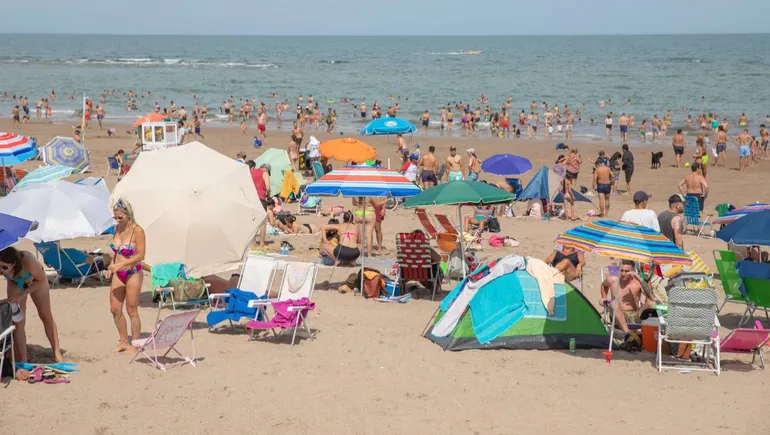 Verano en Las Grutas: Cuánto cuesta reservar con el dólar por las nubes