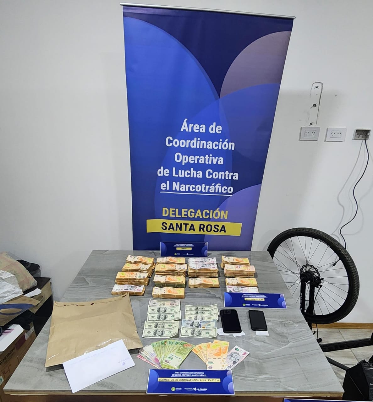 Intendente Alvear: Tres detenidos por comercio de droga