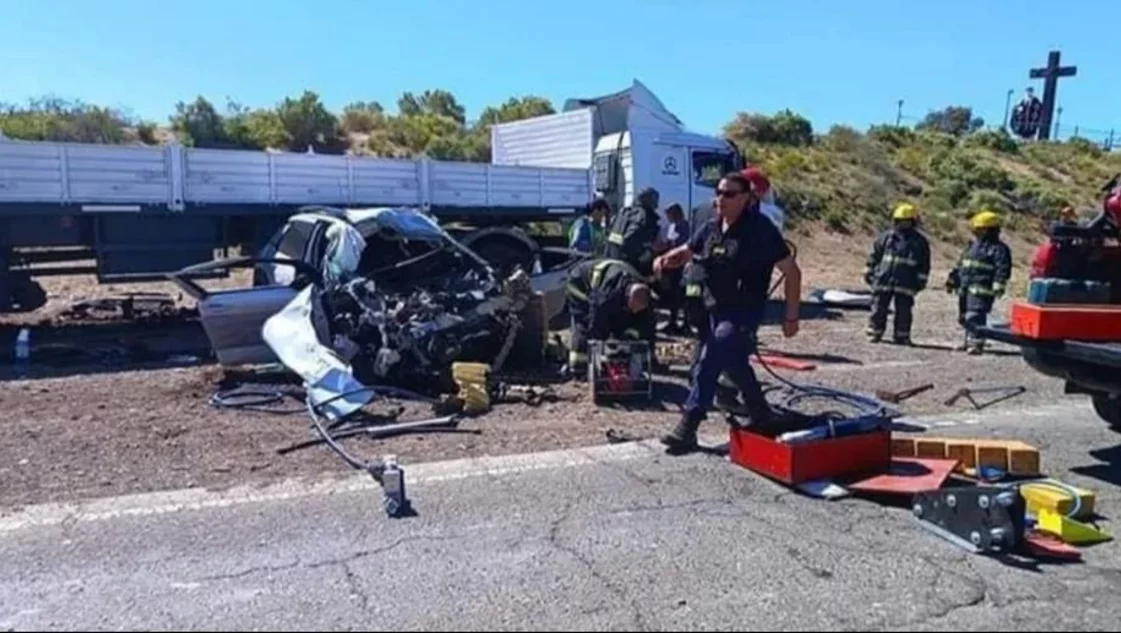 Una mujer perdió la vida luego de colisionar con un camión en la ruta 151