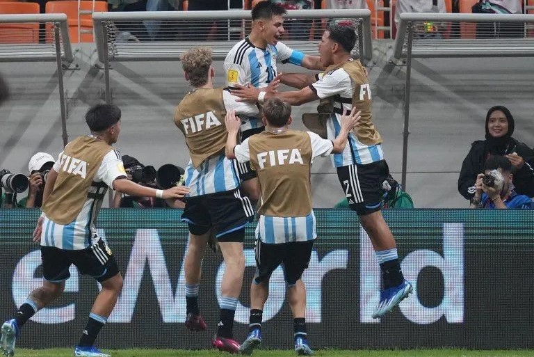 Fútbol: Argentina goleó a Brasil con un “Diablito” Echeverri en llamas y es semifinalista del Mundial Sub 17