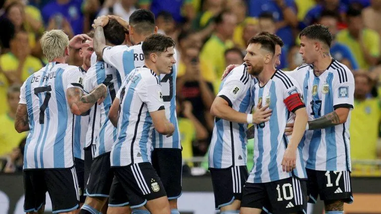 Fútbol: Argentina venció a Brasil en un clásico caliente por la represión policial y lo dejó sin invicto como local por Eliminatorias