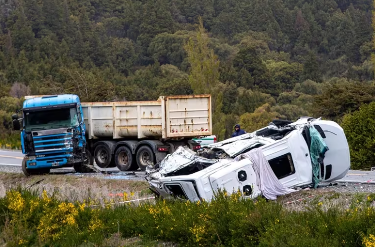 Tragedia en la ruta hacia los Siete Lagos: seis turistas murieron al chocar su combi de frente contra un camión