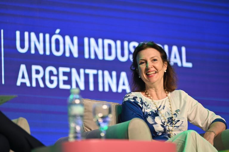 Mondino prometió que las empresas exportadoras “van a ser dueñas de sus dólares”