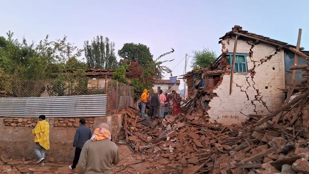 Nepal: Más de 130 muertos por un sismo de magnitud 5,6