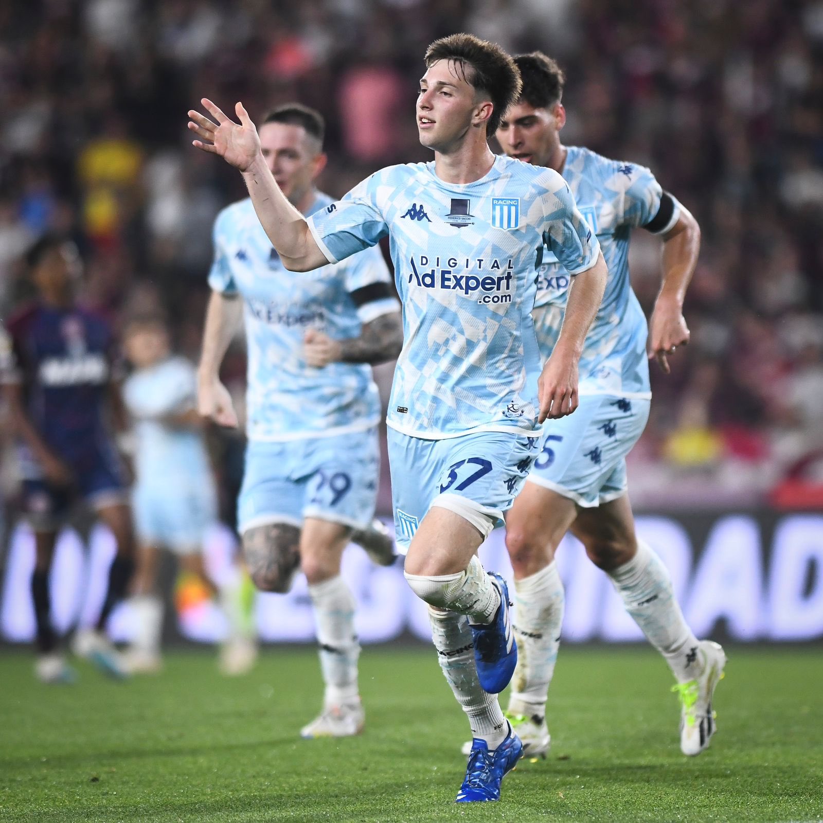 Fútbol: Racing venció a Lanús y quedó con un pie en cuartos de final