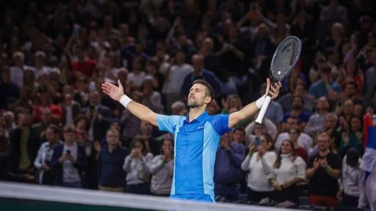 Tenis: Djokovic le ganó a Dimitrov en la final del Masters 1000 de París y quedó a un paso de terminar el año como número 1 del mundo