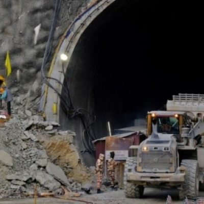 India: Rescataron a los 41 trabajadores que habían quedado atrapados dentro de un túnel