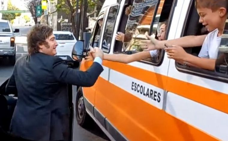 Rumbo a Olivos, Milei se bajó del auto para saludar a un micro escolar