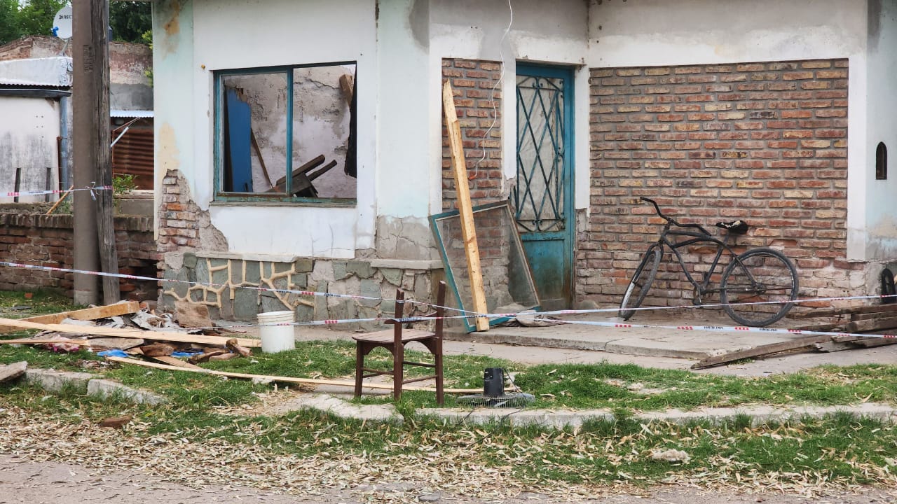 Metileo: Se le cayó el techo de la vivienda y tuvo que ser internado en el Hospital Centeno