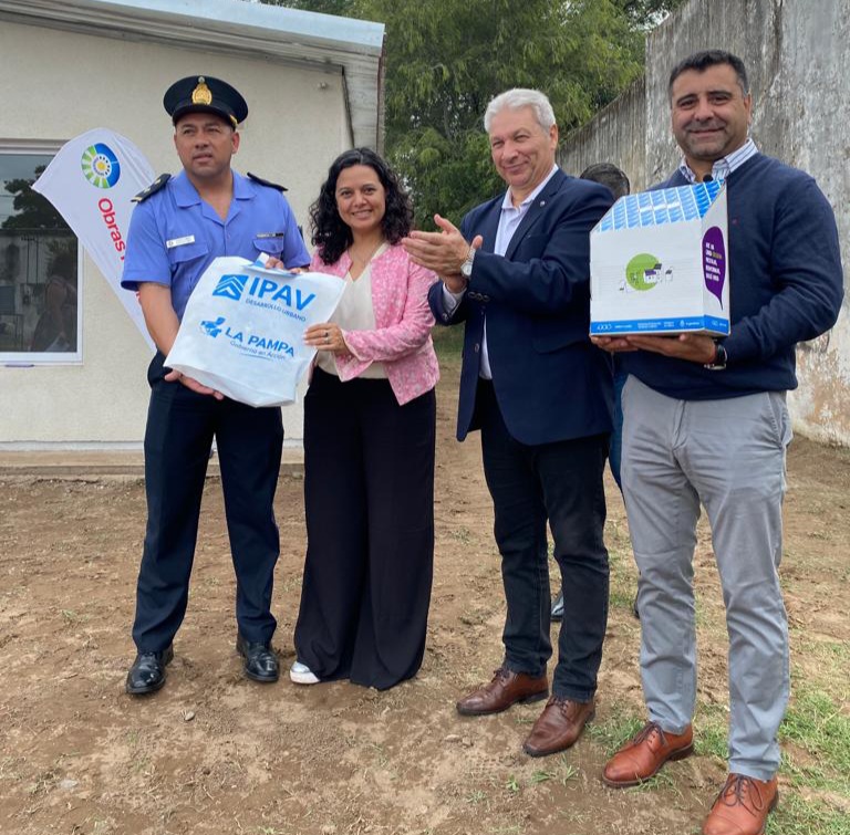 Entrega de una vivienda para personal policial en Catriló