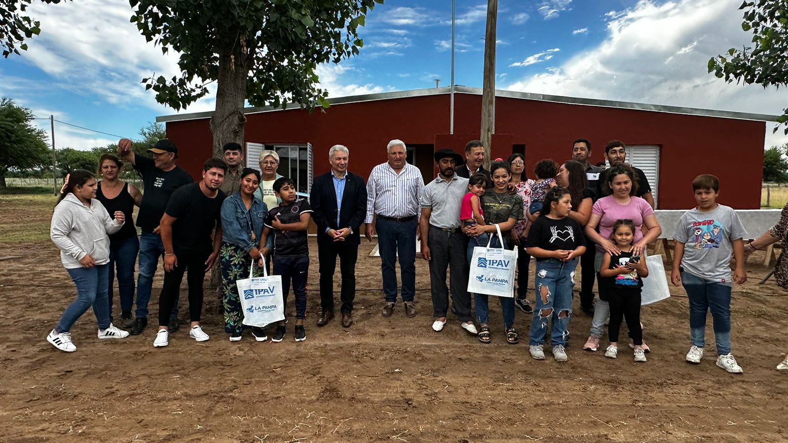 Plan “Mi Casa 1”: entregaron viviendas a familias de Rucanelo y Loventuel