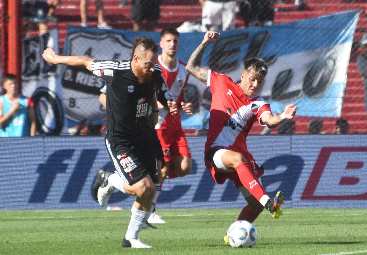 Fútbol: Riestra ganó y ascendió a la Primera División